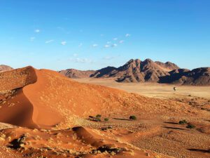 Balloon between dunes and mountains 1